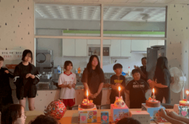 센터에서 생일잔치를 하는 아이들